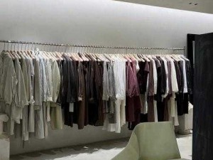 白咲碧服装店第二部服装：延续简约优雅风格，注重材质与剪裁